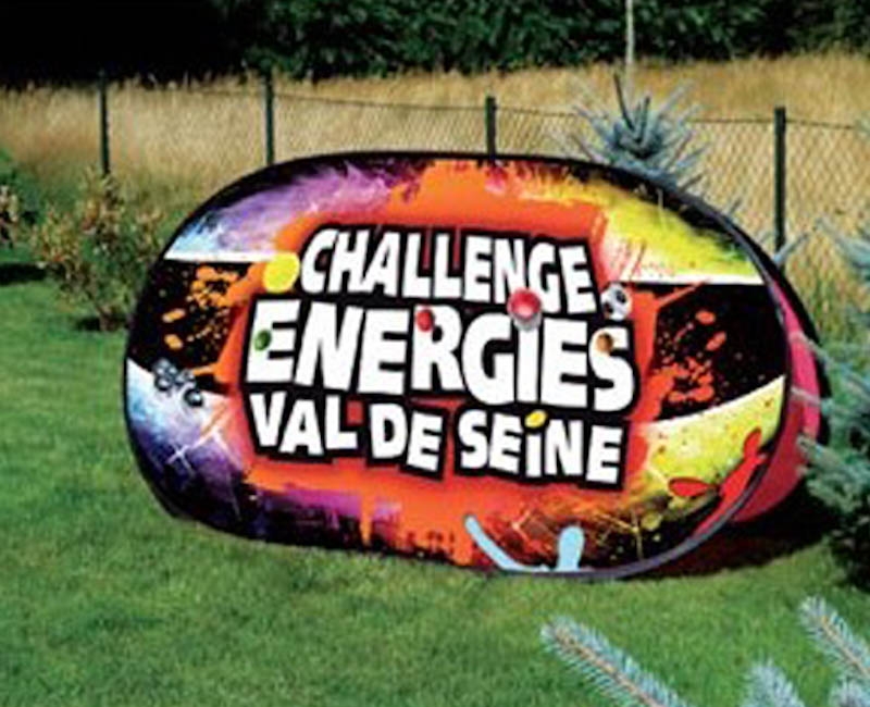 Bannière de plage personnalisée avec votre logo, idéale pour les événements et promotions.